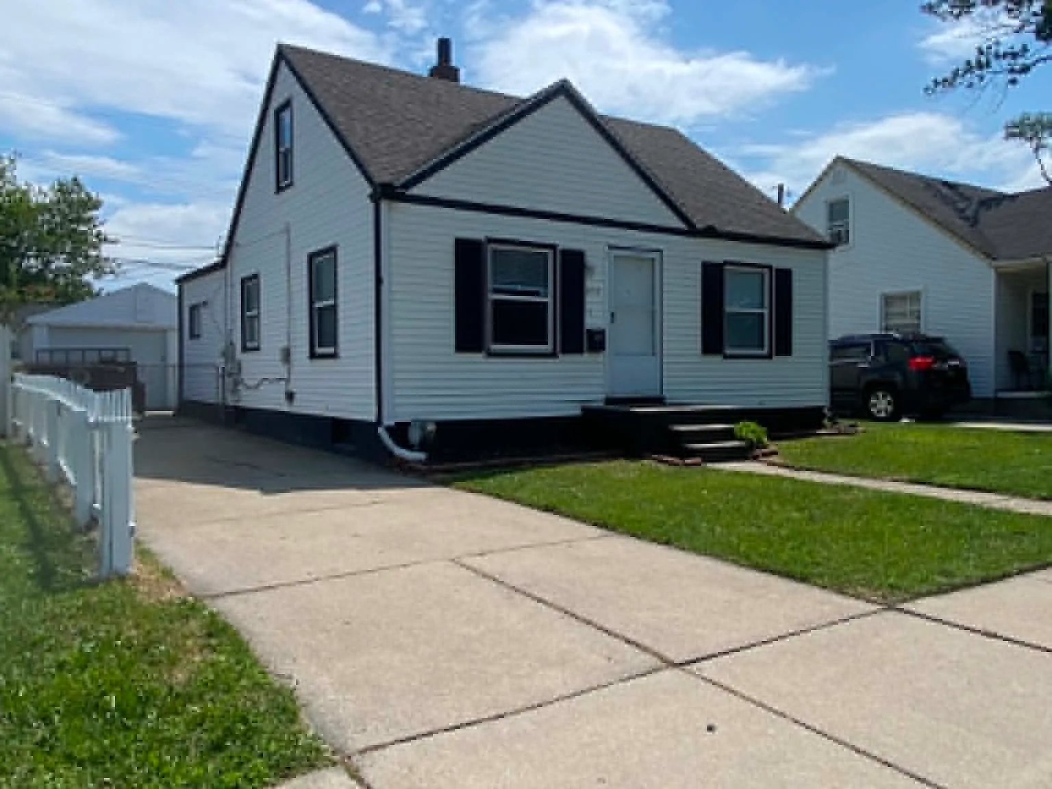 3 bed, 948 sqft, $1,395 — Photo 1
