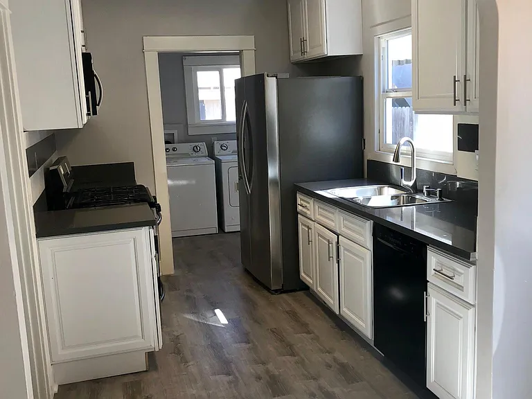 1220 Termino Ave — Photo 9