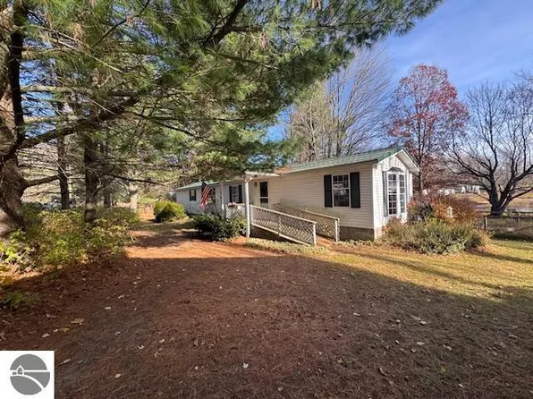 488 Autumn Rd, Cadillac, MI 49601