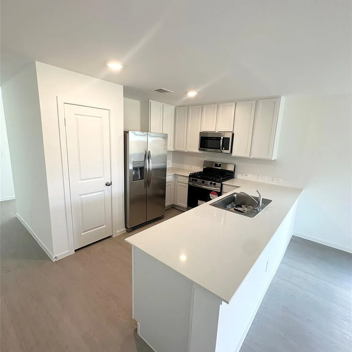 4 bed, 2.5 bath, 1891 sqft, $1,900 — Photo 3