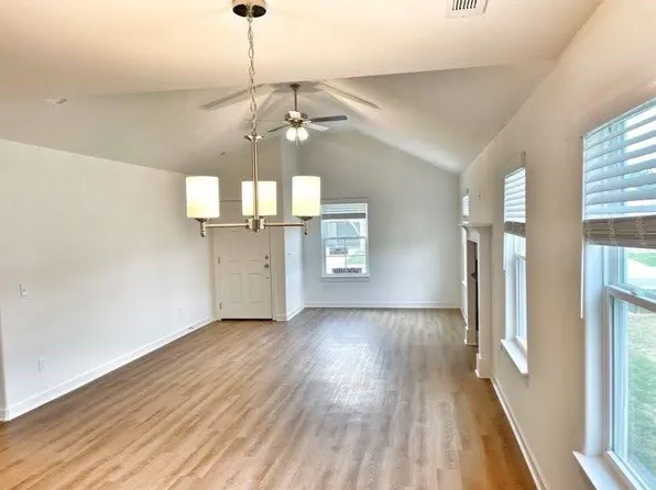 567 Cresswell Dr, Fayetteville, AR 72704