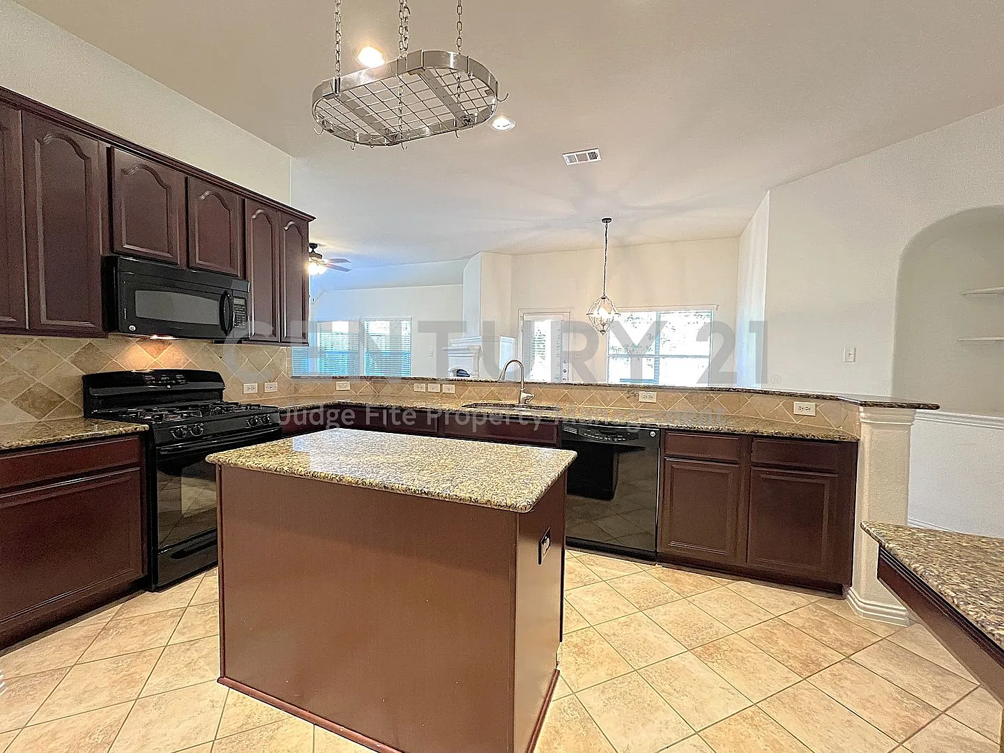 Stunning 4/2/2 In Denton ISD For Rent! — Photo 4