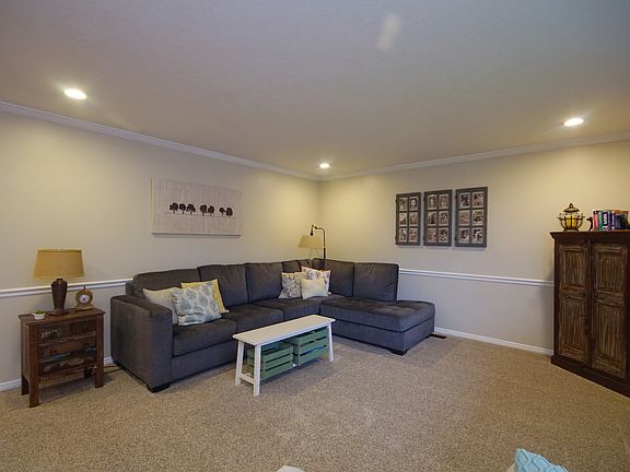 3rd image of 1341 E Mariposa Ave