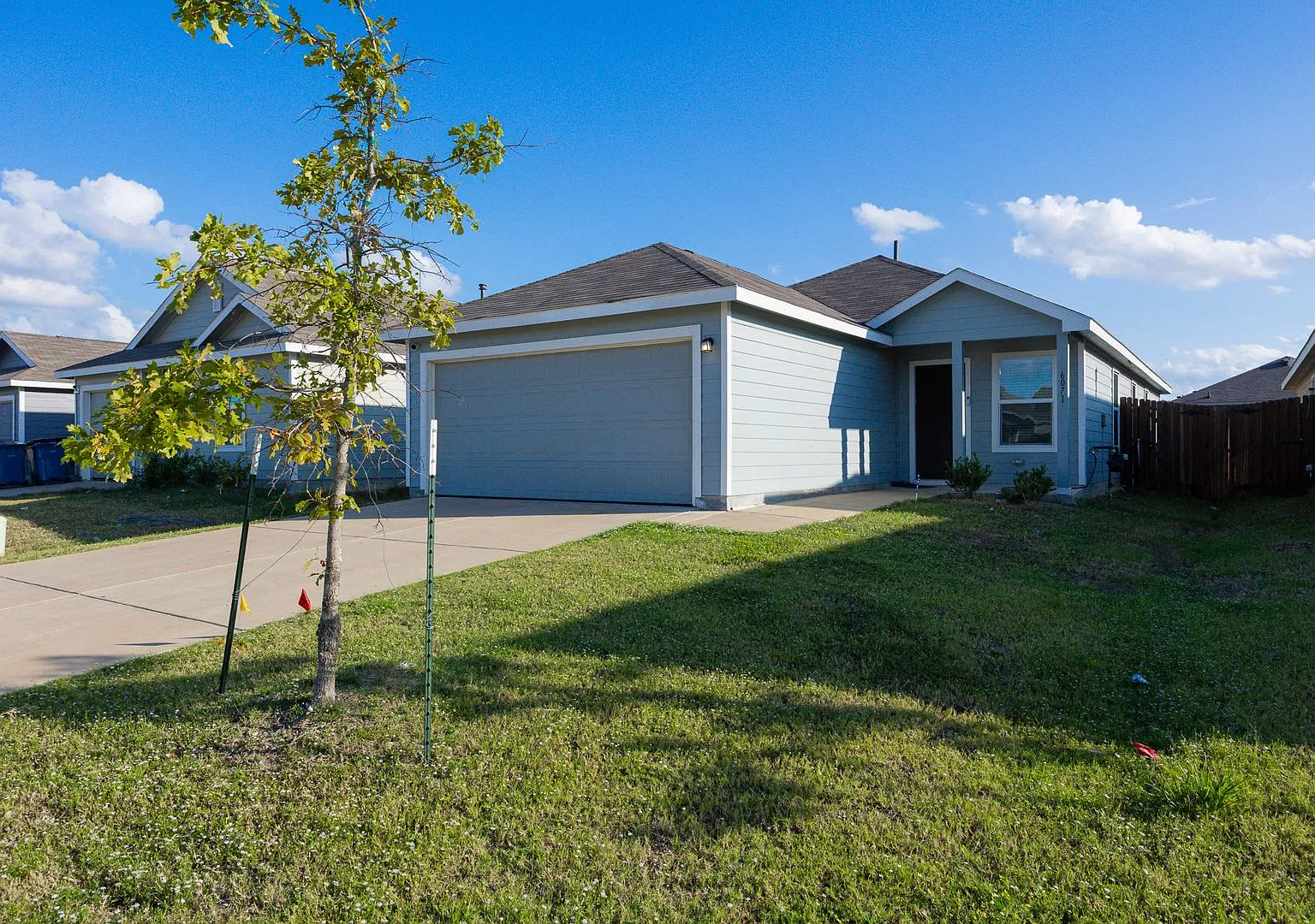 Special offer: One Week Rent Free! Modern Elegance with an Outdoor Retreat! Beautifully Upgraded ... — Photo 1