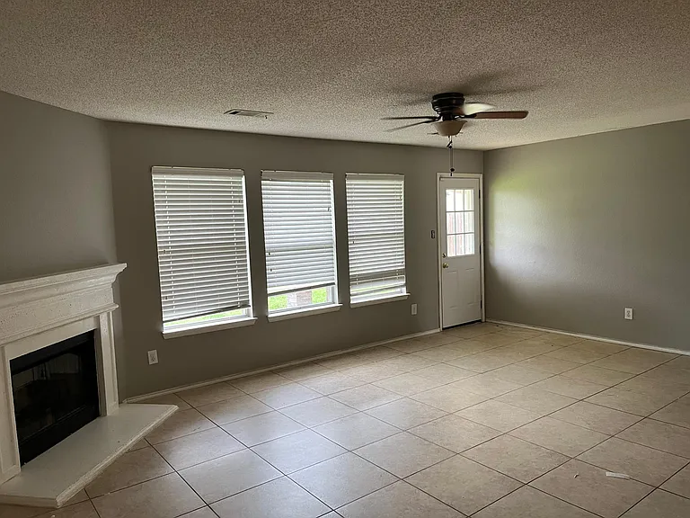 4405 Carriage Lane Cir — Photo 10