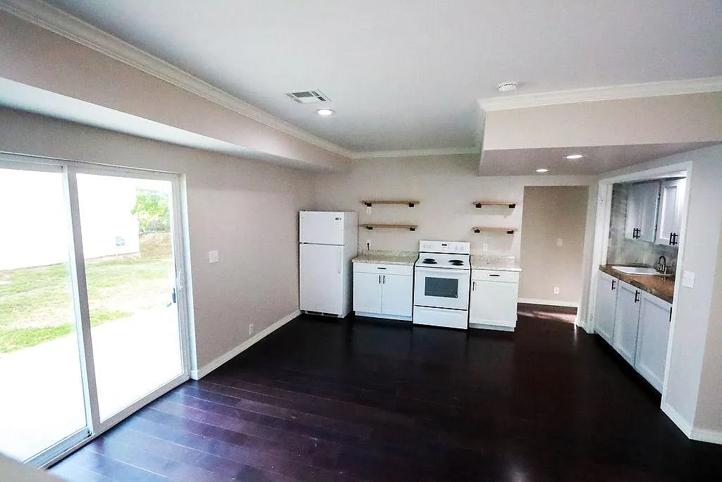Kitchen and living area, open concept - 522 N Lincoln Ave