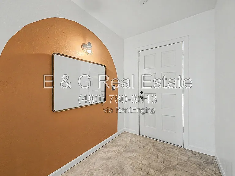 1711 W Montecito Ave — Photo 2