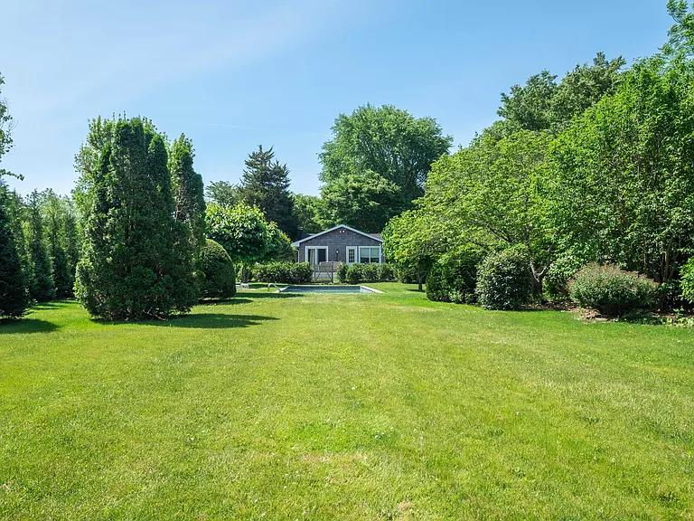 241 Pantigo Rd — Photo 32