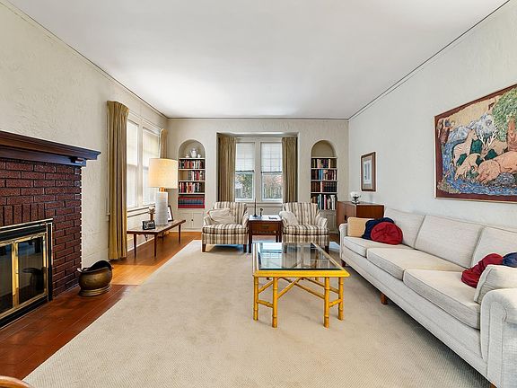 4th image of 409 Littleton St