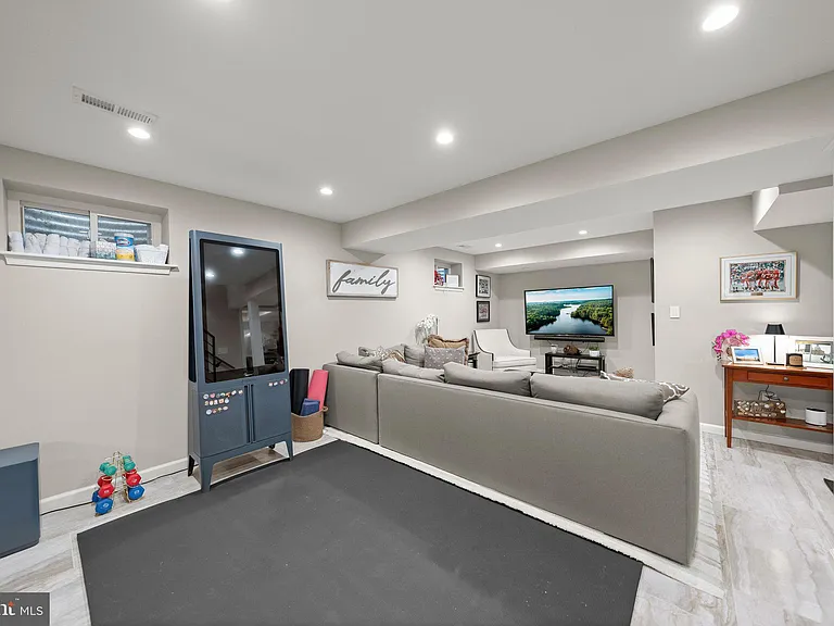 6709 Pemberton St — Photo 34