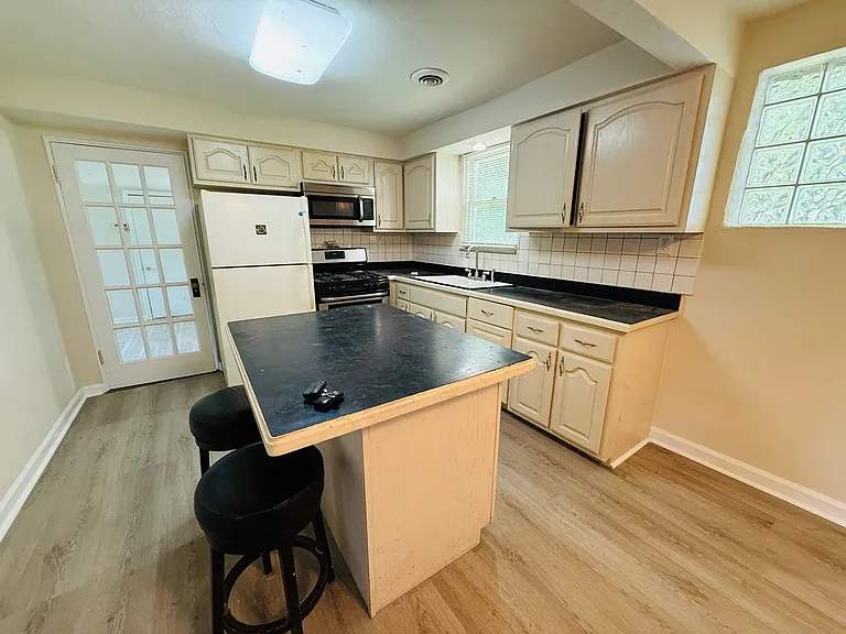 544 Thurston Ave — Photo 8