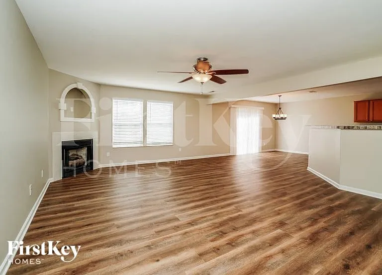 595 Professional Pkwy — Photo 2