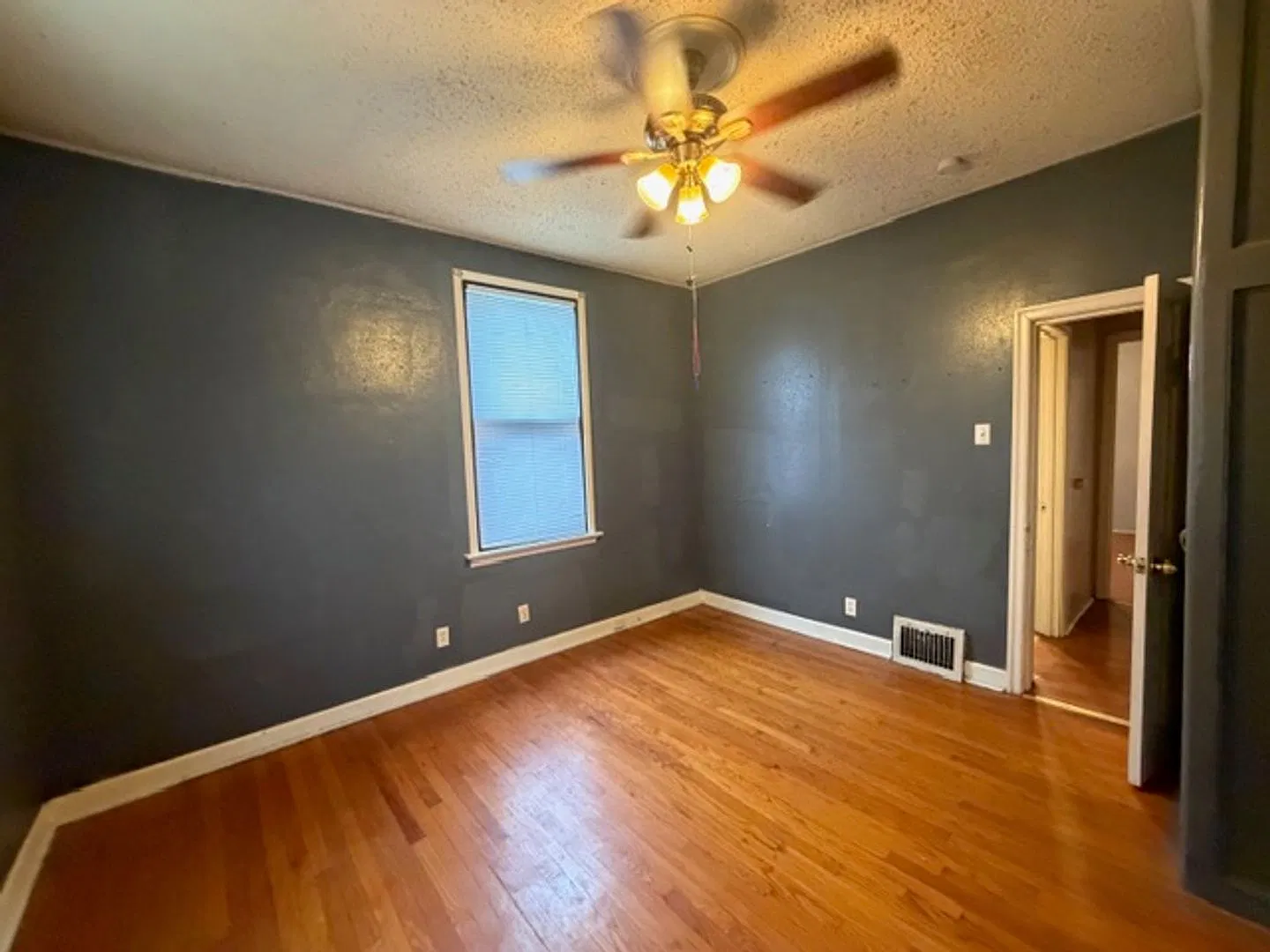 Section 8 Welcome ! Spacious 3 Br / 1 BA Home For Rent — Photo 2