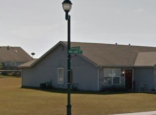 2050 Rock Creek Ct, Tonganoxie, KS 66086