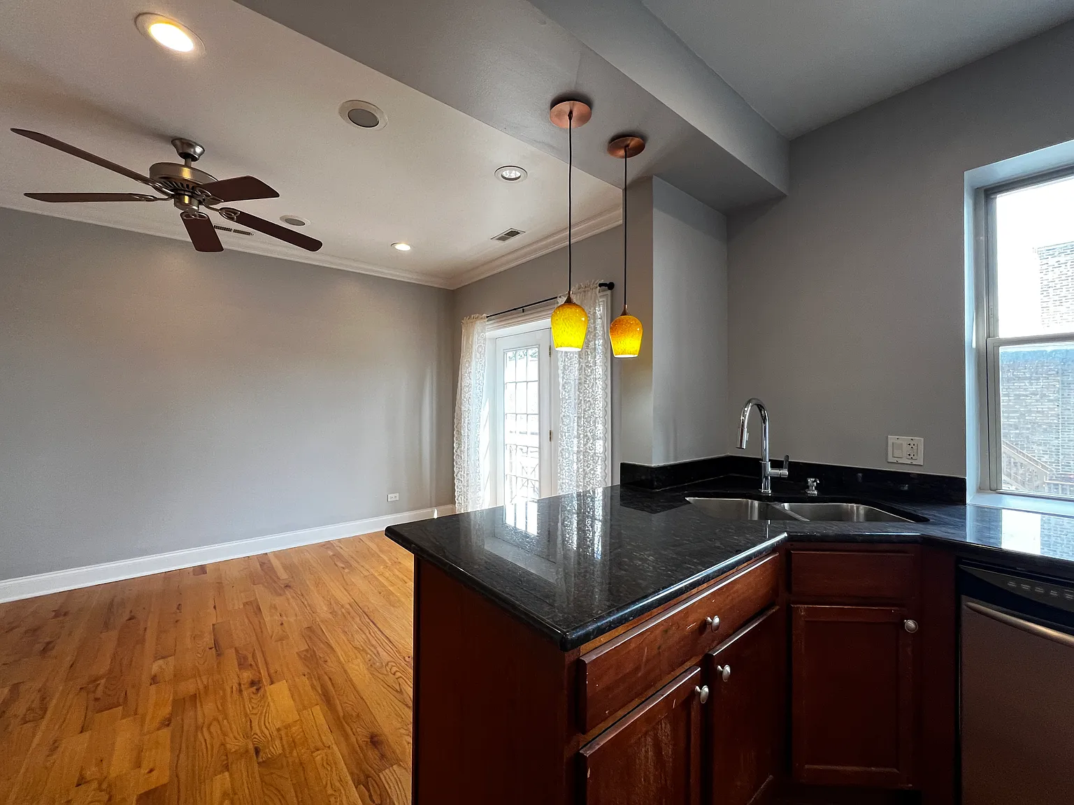 2 bed, 900 sqft, $1,800 — Photo 2