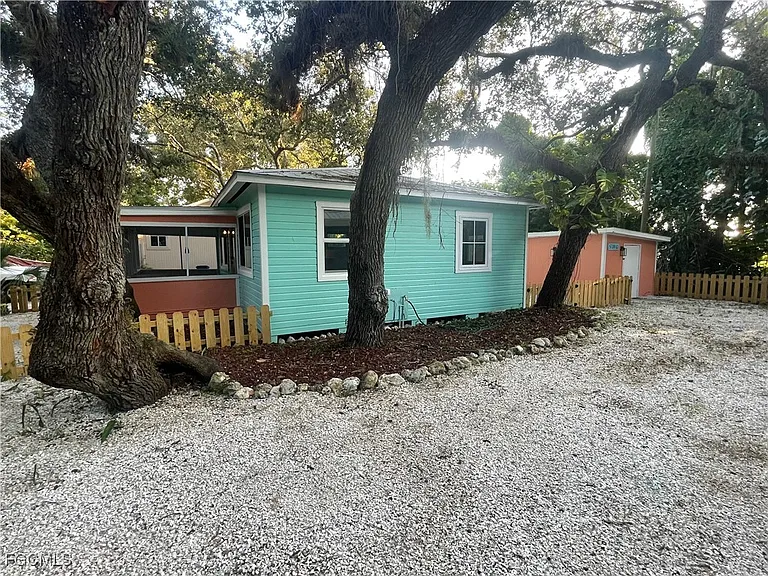 784 Oak St — Photo 21
