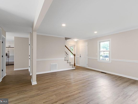3rd image of 11725 Eisenhower Ln