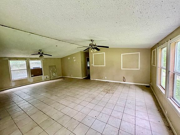 3rd image of 8457 Manor Dr