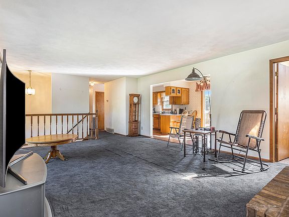 3rd image of 129 Singletree Ln