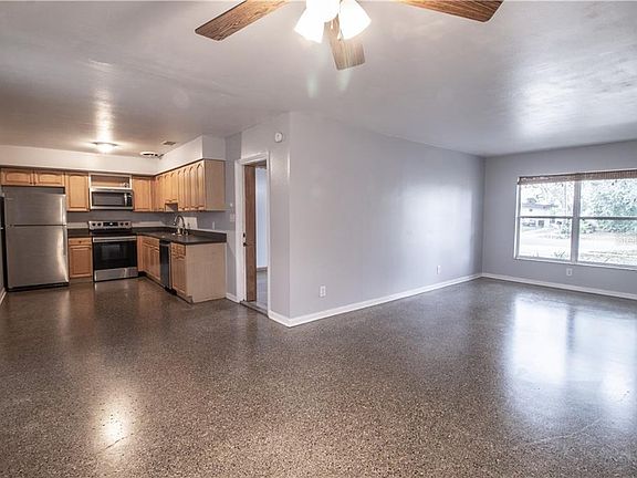 5th image of 330 Country Club Dr