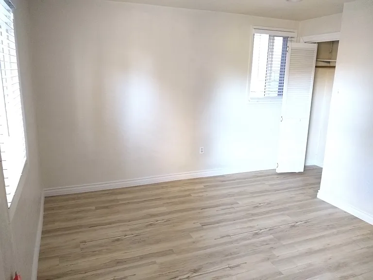 2326 Riverside Dr — Photo 14