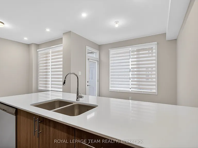 297 Les Emmerson Dr — Photo 19