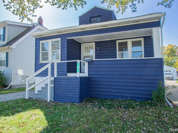 23930 Elmira St, Saint Clair Shores, MI 48082