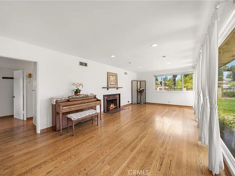 1033 S Isabella Ave — Photo 19