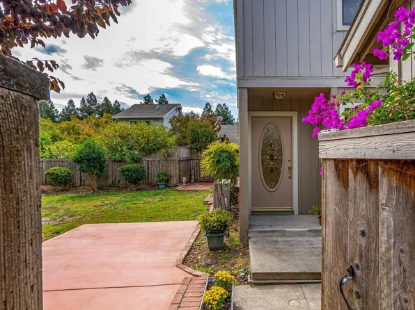 1 Blossom Court E, Napa, CA 94558