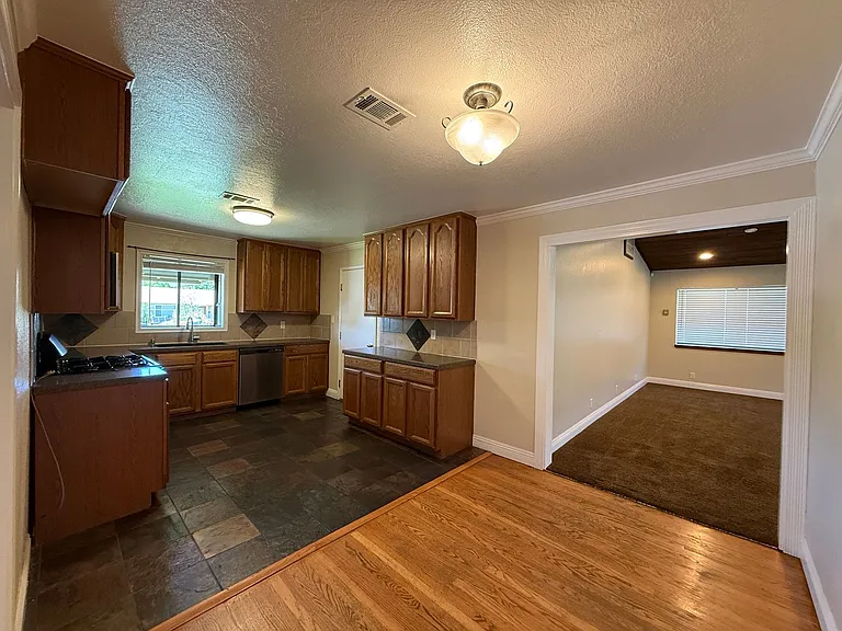 309 Plum St — Photo 4