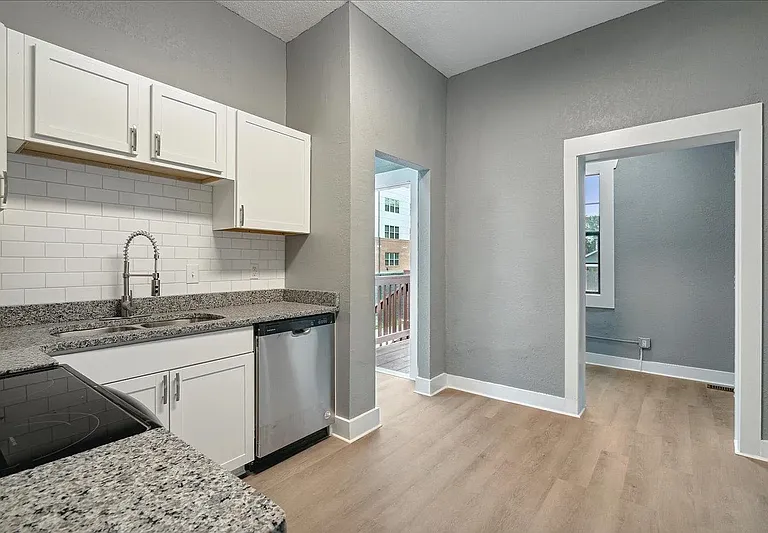 156 N Tucker St — Photo 9