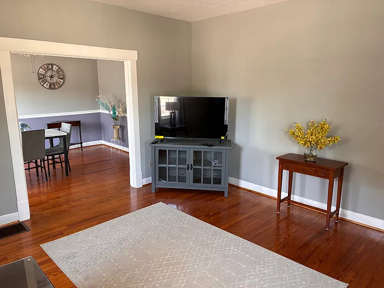205 E Chestnut St — Photo 3