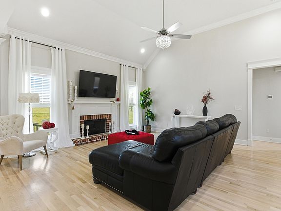 3rd image of 4016 Pleasant Gate Ln
