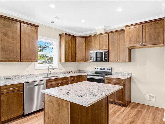4th image of 125 Davis St