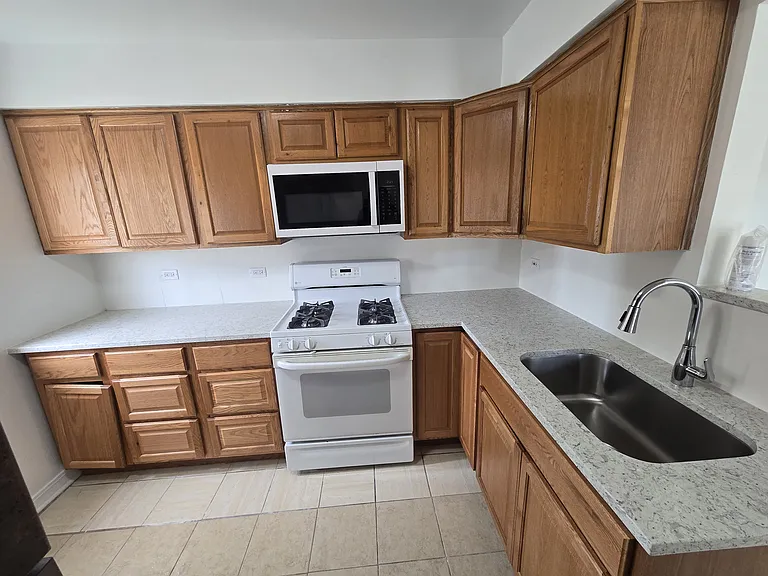 Kitchen 9'0"x 10'0"