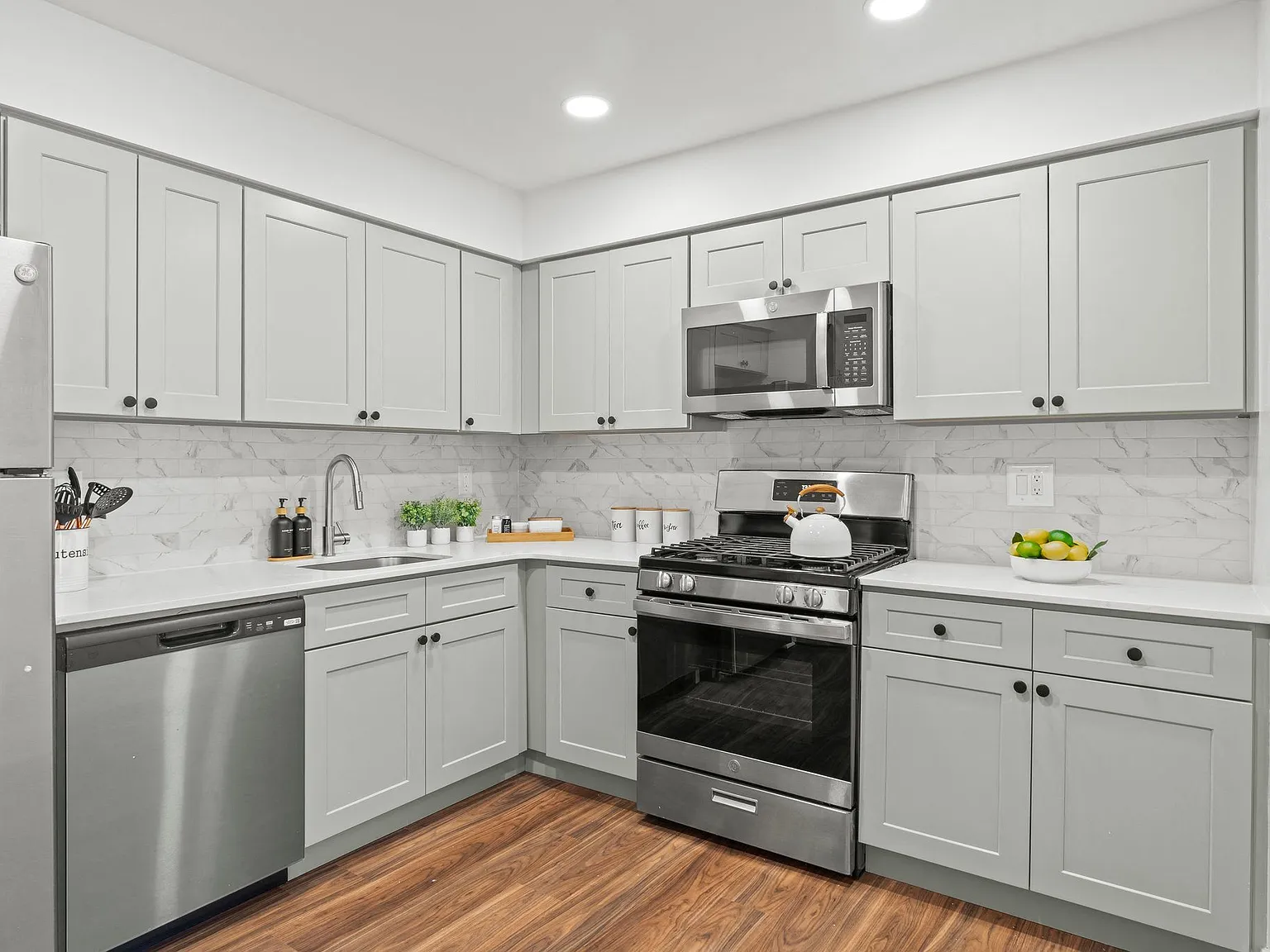 Waterside Apartments — Photo 4