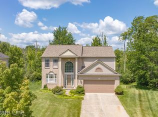 7584 Peninsula Ct, Waterford, MI 48327