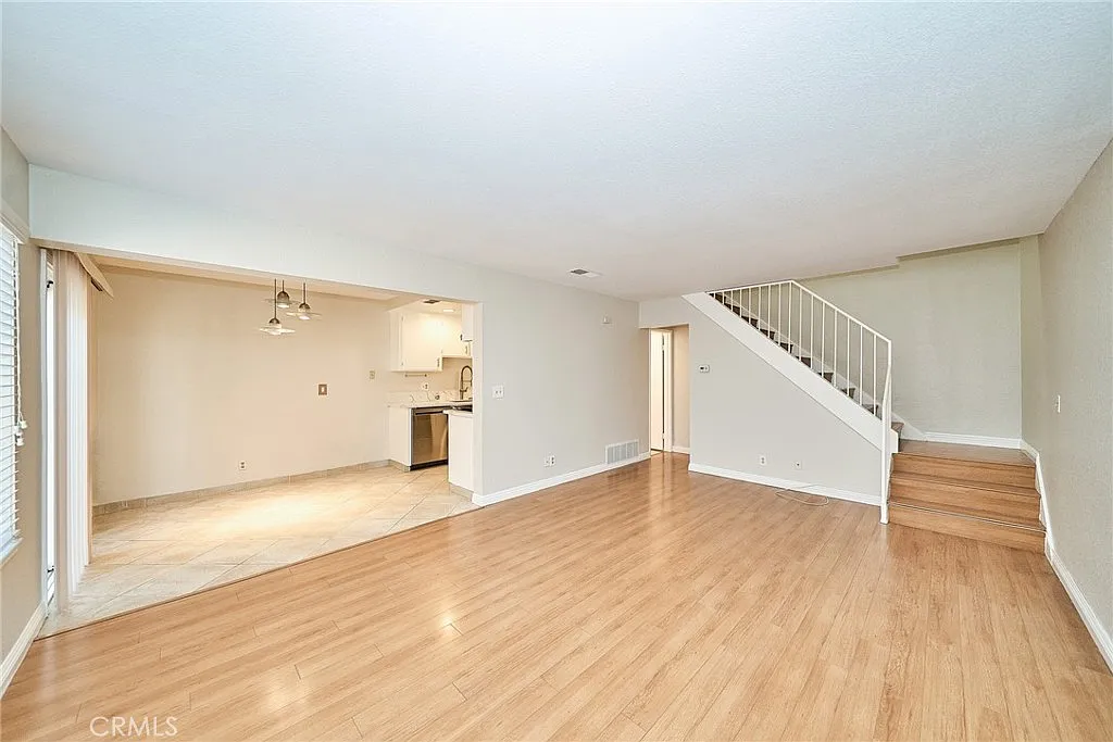 2 bed, 1.5 bath, 904 sqft, $2,850 — Photo 2