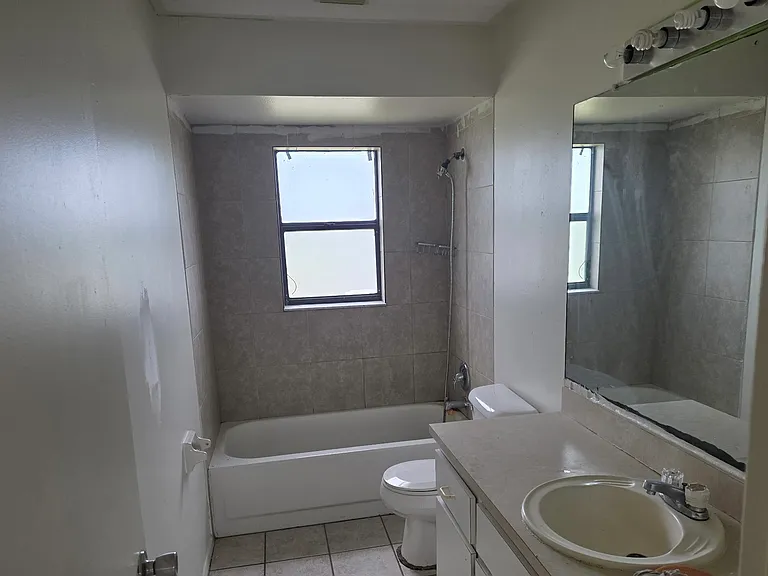 1421 SE 4th Pl — Photo 3
