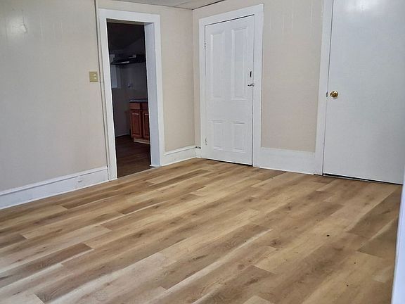 3rd image of 325 N Laurel St Floor 1