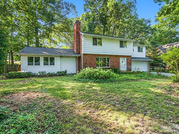 2nd image of 3123 Lakewood Dr