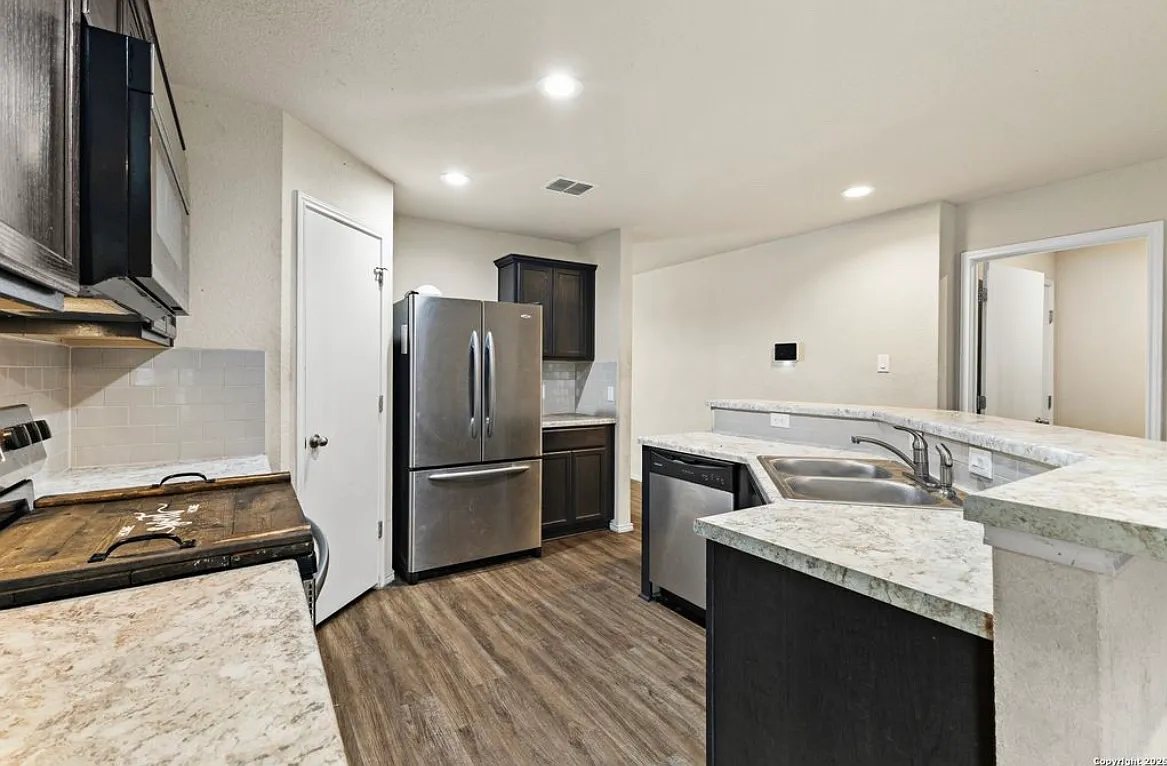 4 bed, 2.5 bath, 2159 sqft, $1,975 — Photo 4
