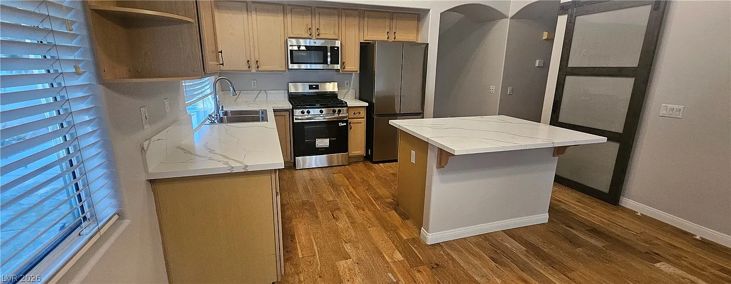 3 bed, 2.0 bath, 1664 sqft, $2,345 — Photo 3