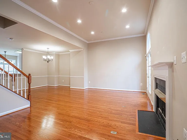 437 Clayton Ln — Photo 9