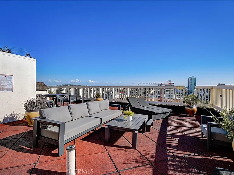315 W 3rd St #1006 — Photo 33