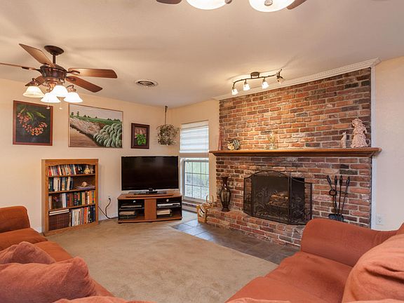 5th image of 610 West Ct