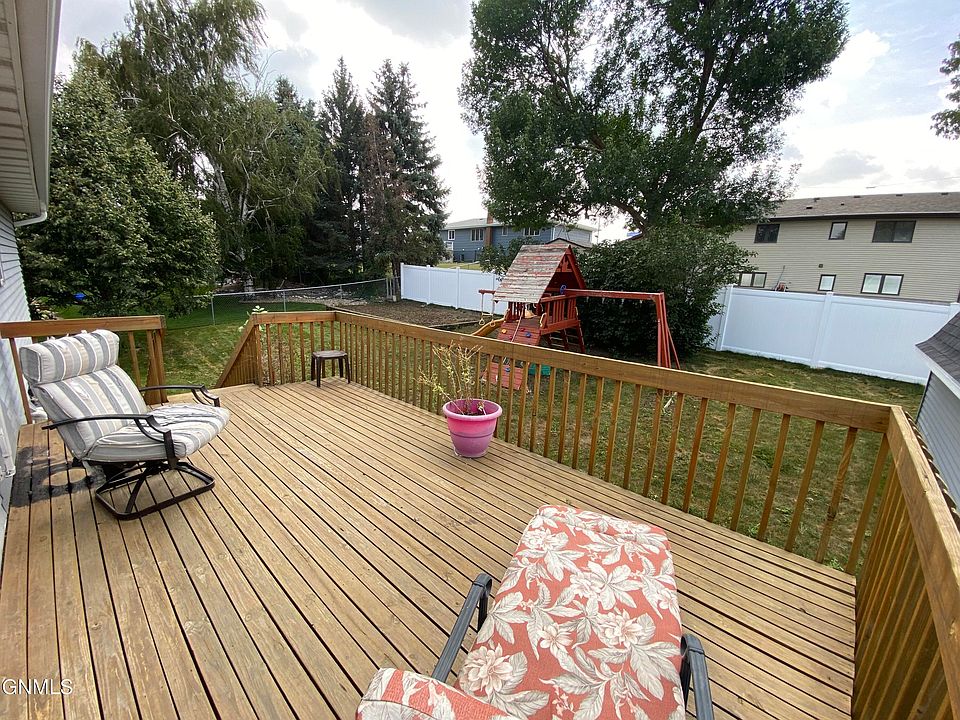 2605 9th Ave NW, Mandan, ND 58554 | Zillow