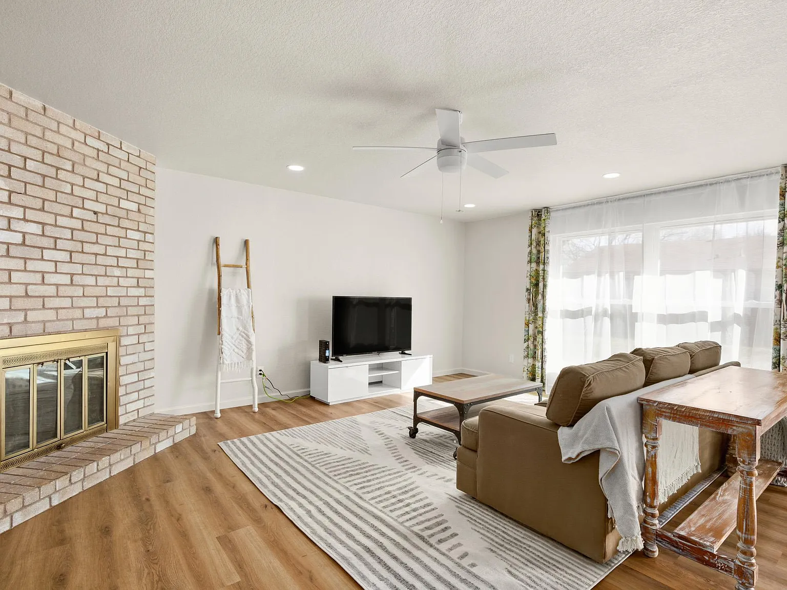 3 bed, 2.0 bath, 1537 sqft, $2,350 — Photo 3