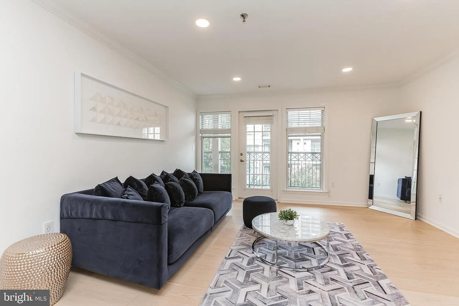 2 bed, 983 sqft, $2,300 — Photo 2