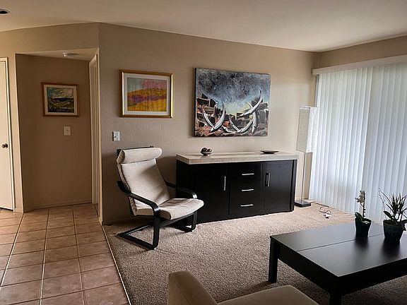 View of the livingroom from access to principal room.